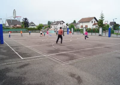 Enfants qui font du sport sur un terrain de basket