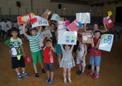 Enfants qui présentent leurs dessins pour la journée citoyenne de Rosenau