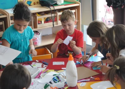 Des enfants autour d'une table faisant du bricolage