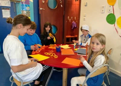 Enfants qui font du découpage autour d'une table