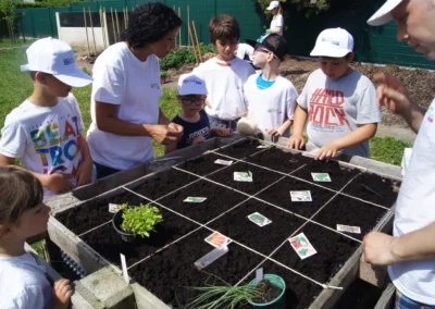 Jeunes enfants en atelier potager lors de journées citoyennes à Rosenau