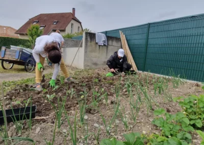 2 Adultes qui font des plantations lors de journées citoyennes à Rosenau